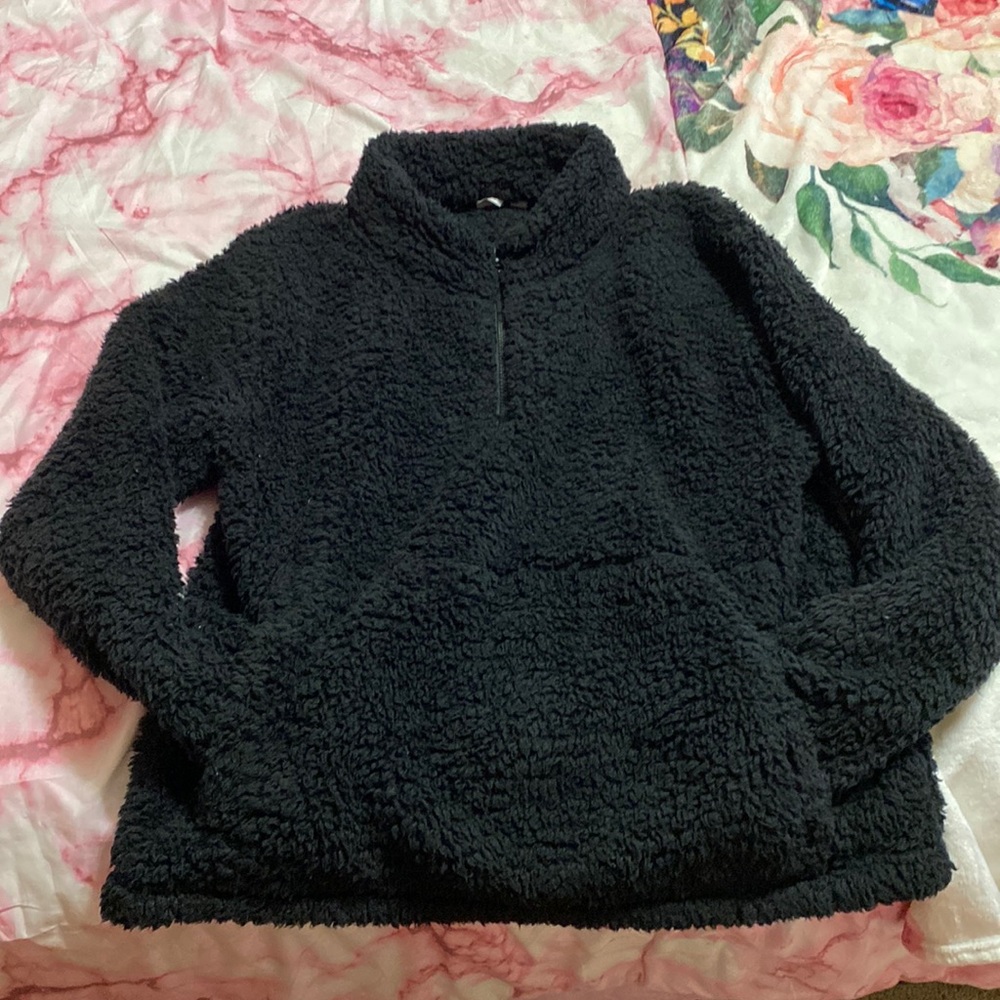 Medium Black Fluffy Sweater with pockets !!